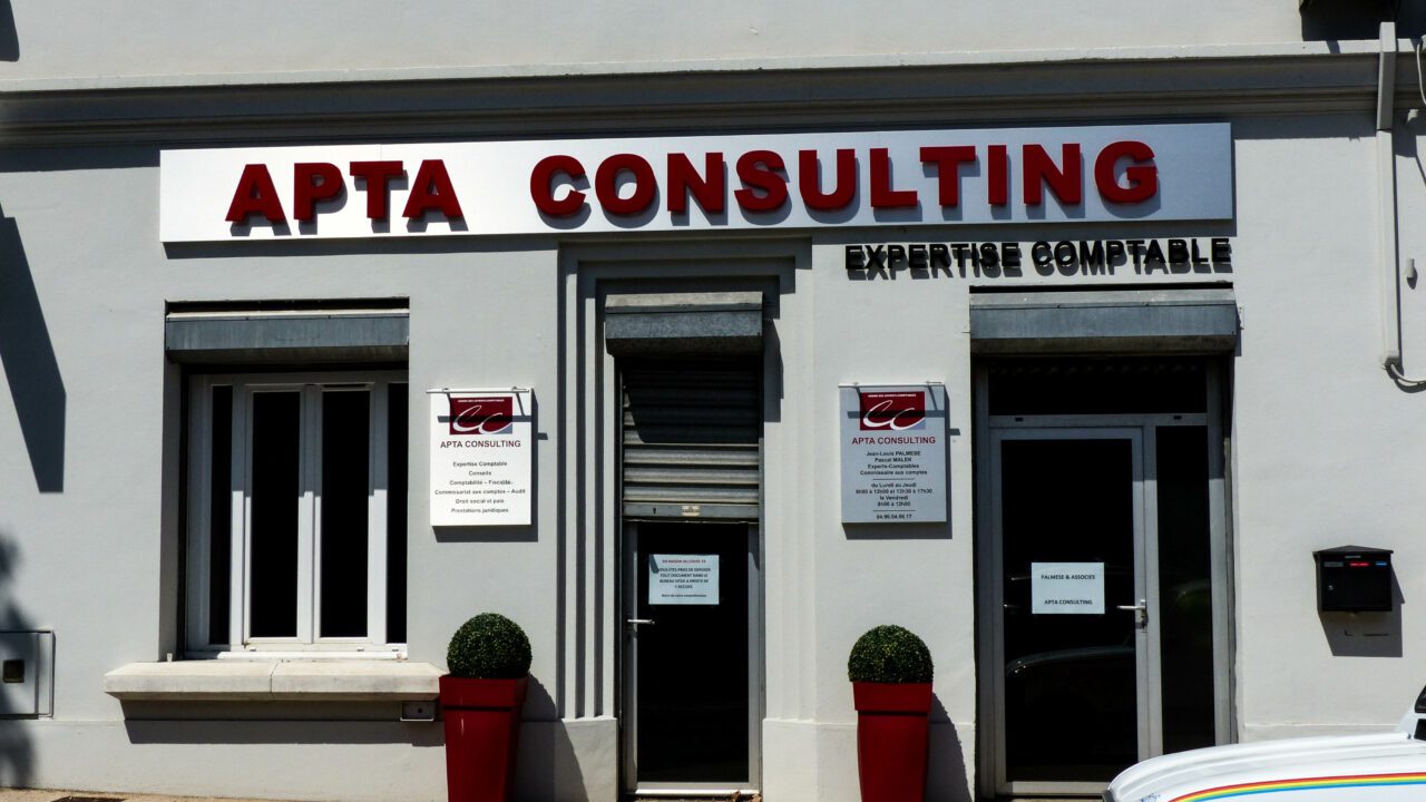 enseignes-apta-consulting-apt-bandeau-lettres-decoupees-led-3