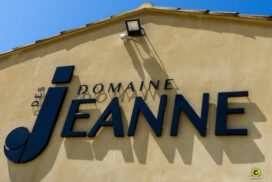 Enseignes Domaine Des Jeannes Oppede LEttres Decoupees PVC 2 272x182, Gambus Enseignes