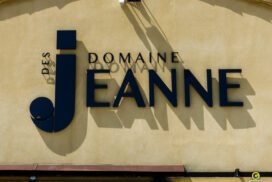 Enseignes Domaine Des Jeannes Oppede LEttres Decoupees PVC 5 272x182, Gambus Enseignes