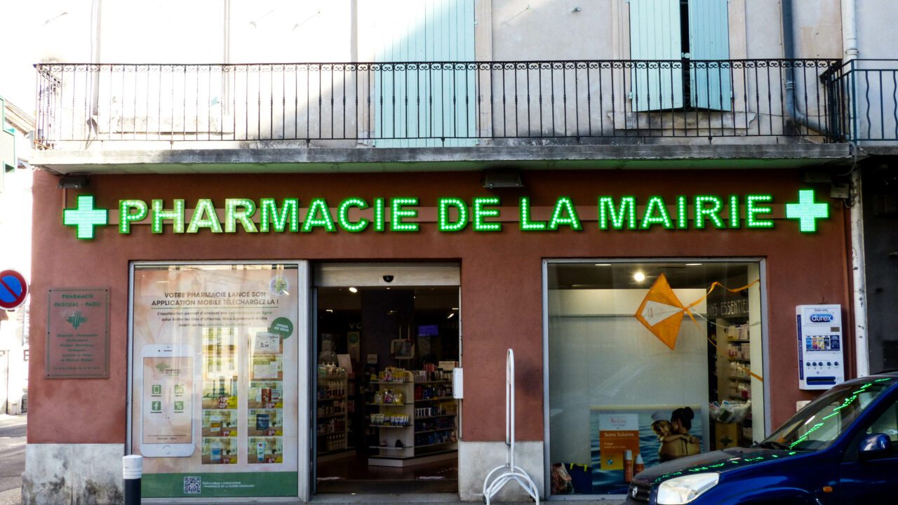 Enseignes - Pharmacie de la mairie Cavaillon - Lettres découpées PVC LED & croix de pharmacie LED (12)