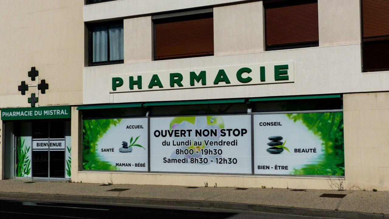 Enseignes - Pharmacie du mistral Cavaillon - Bandeau lettres découpées PVC LED (3)