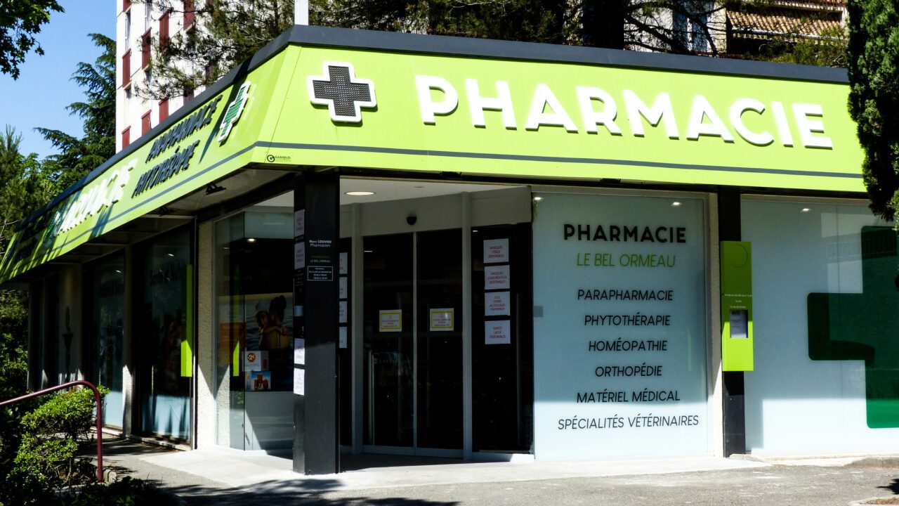 enseignes-pharmacie-le-bel-ormeau-aix-en-provence-bandeau-lettres-decoupees-pvc-led-4