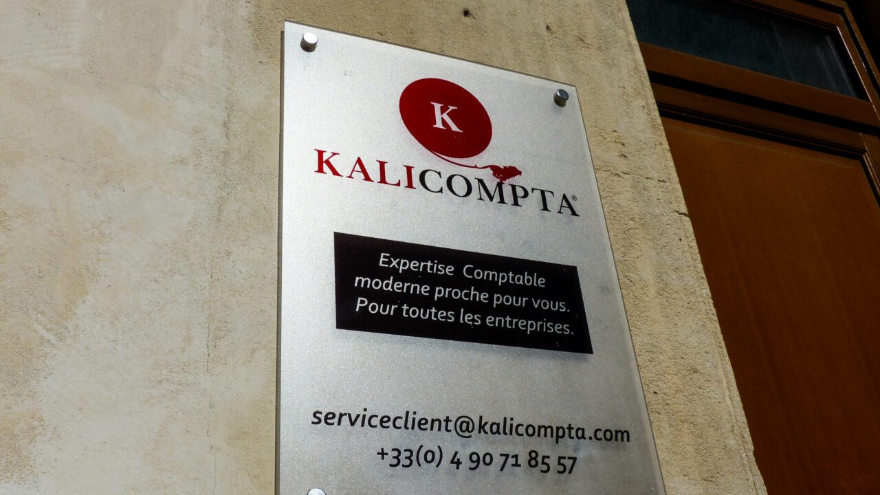 signaletique-kalicompta-cavaillon-adhesifs-vitrine-plaques-plexiglas-3