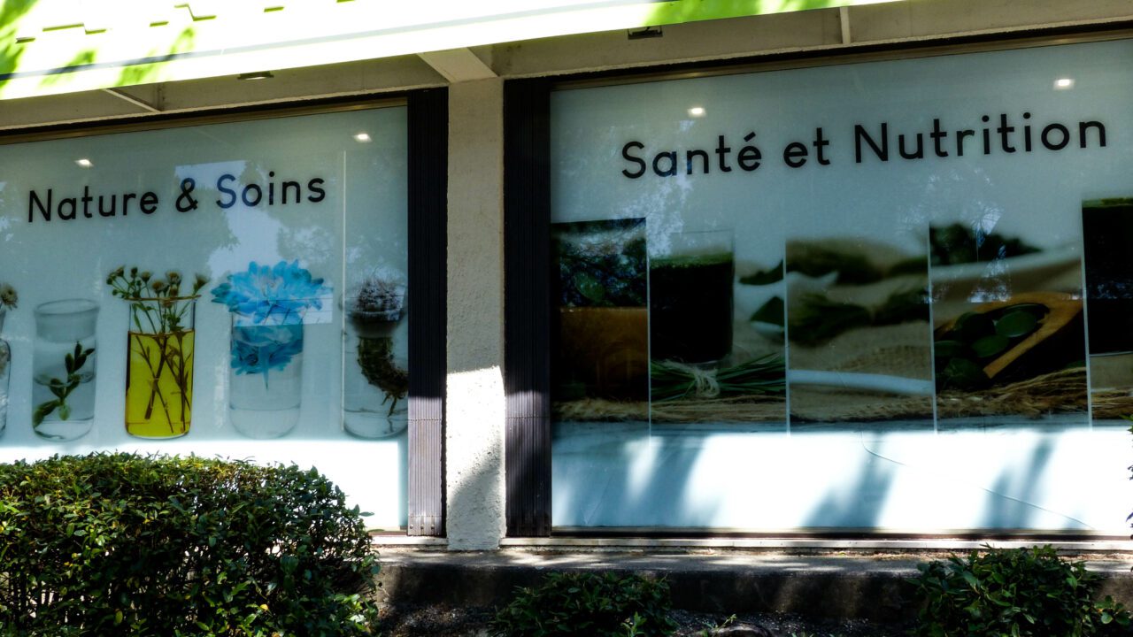 signaletique-pharmacie-le-bel-ormeau-aix-en-provence-adhesifs-de-vitrine-aluminium-decoupe-4