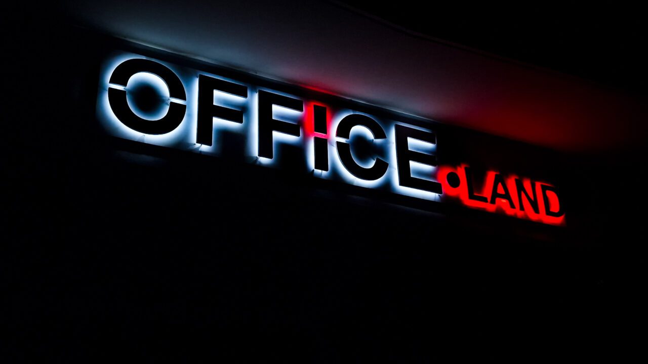 enseigne_lettres-pvc-retro-eclairees-led_office-land_cavaillon_2023-3