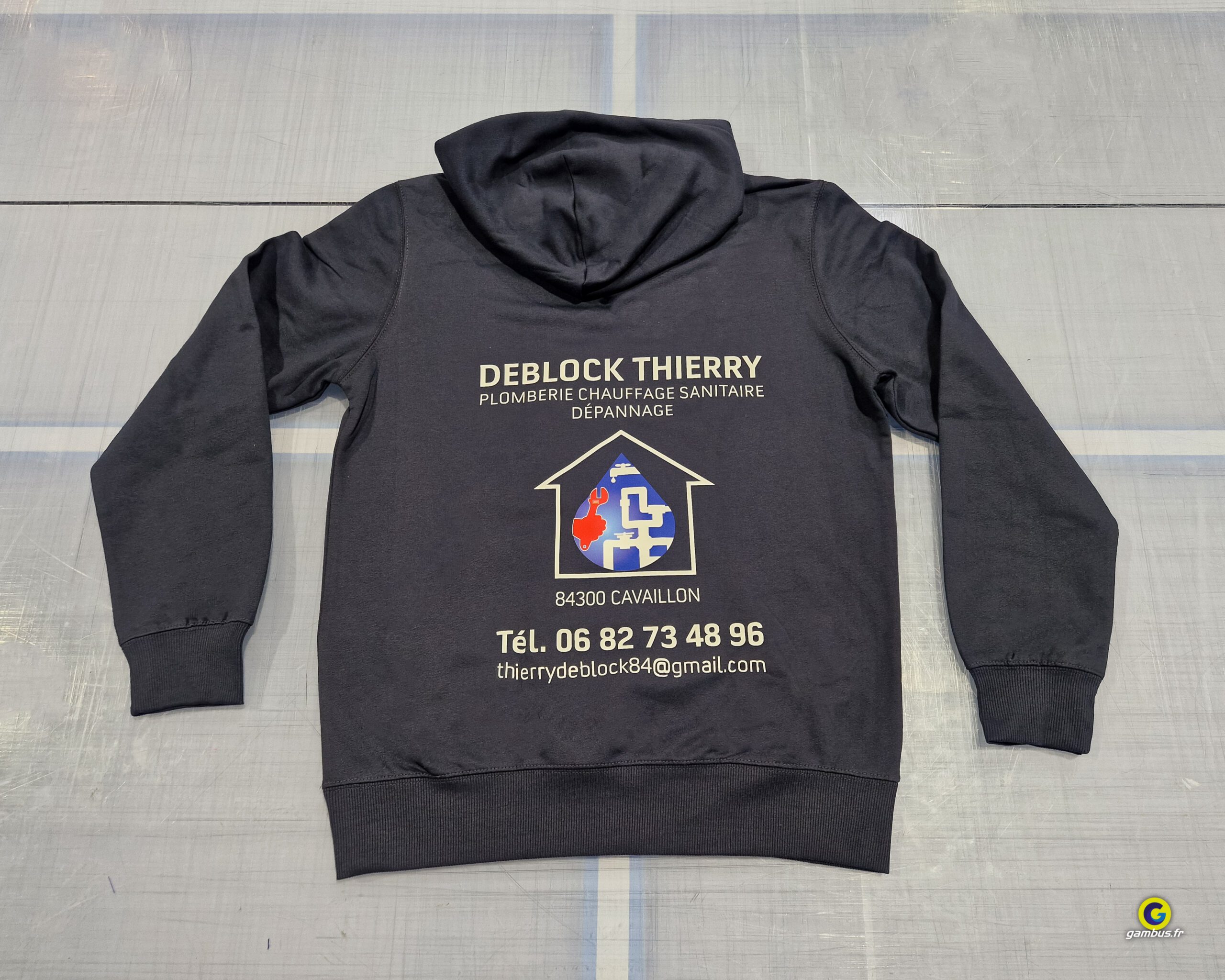 Textile Flocage DT Sweat Thierry Deblock 2024 4 Scaled, Gambus Enseignes